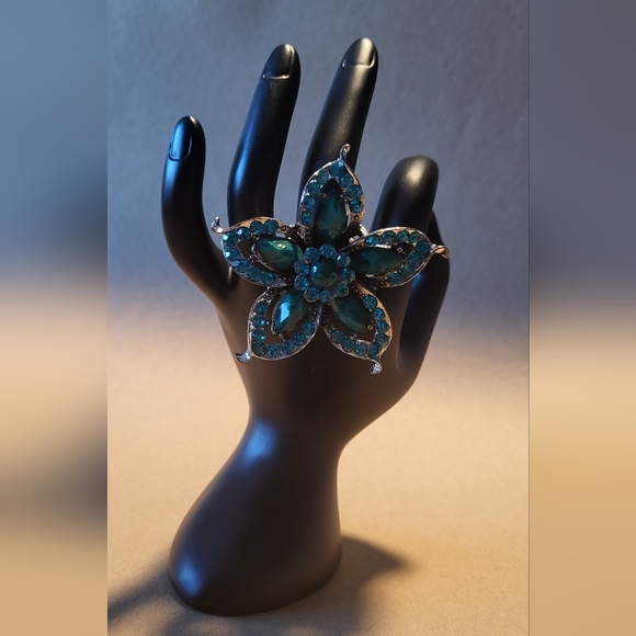 3 Women's Rings - Picture 3 of 5